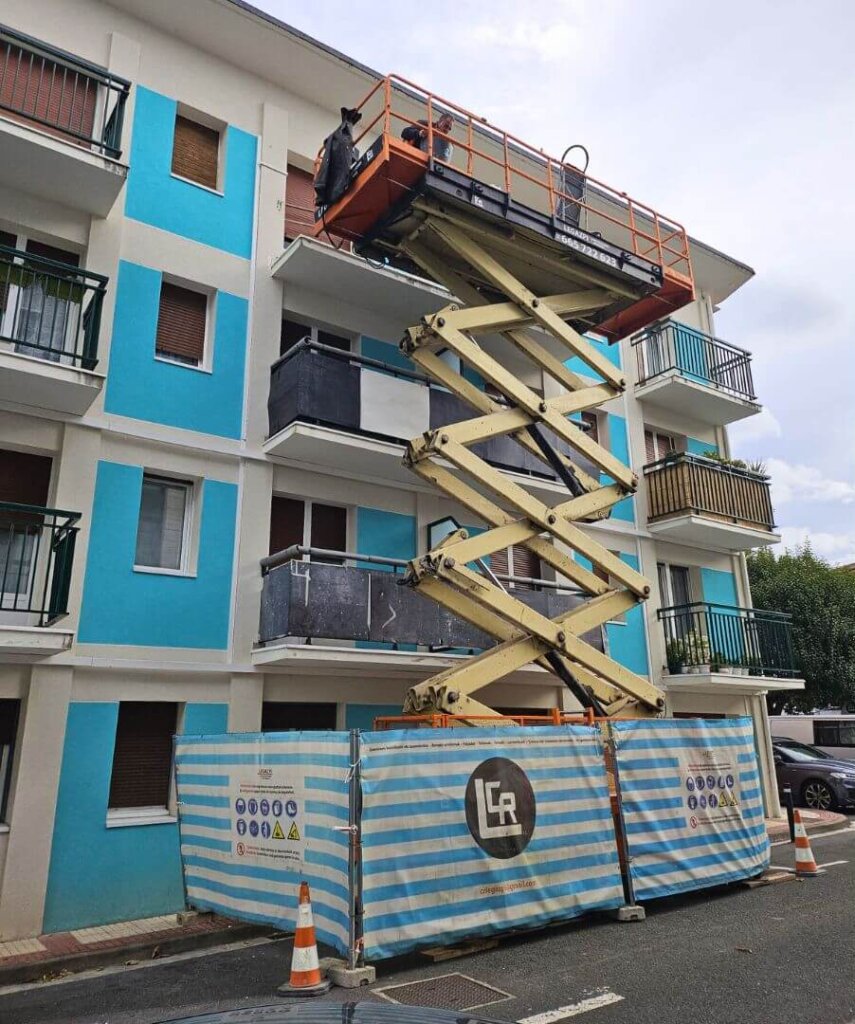 Rehabilitación de fachada con maquinaria propia